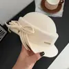 Sombrero de copa cóncavo con ala hacia arriba y cadena de cuentas de estilo chic para mujer, sombrero de fieltro de lana merino para invierno, elegante sombrero tipo cubo con lazo en la parte trasera