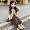 Conjunto de tres piezas de punto patchwork de otoño para niña y pantalón de cuadros 2026 nuevo y elegante atuendo infantil ropa infantil de celebridad de internet