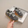 Tênis de treino infantil alemão 2026 novo modelo de verão, tênis casuais da moda estilo coreano para meninas, sapatos esportivos antiderrapantes de sola macia para meninos