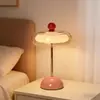 Lámpara de mesa estilo crema para dormitorio principal, de alta gama 2026 nueva luz nocturna ambiental recargable rosa retro para niños