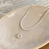 Collar de capas de perlas y flores estilo minimalista francés cadena de clavícula de nicho de lujo ligero joyería de moda versátil para mujer sensación de alta gama