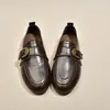 Nova coleção outono/inverno 2026: Mocassins slip-on estilo britânico para mulheres, baixos, elegantes, com fivelas de metal, sapatos únicos da moda