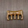 Peine de masaje de sándalo dorado para el cuero cabelludo, peine de meridianos de cinco dientes con cabeza redonda para el cuerpo, peine de masaje de sándalo universal para puntos de acupuntura al por mayor