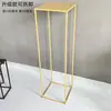 Suporte de ferro forjado com estrutura geométrica dourada para decoração de casamento, ideal para arranjos florais na recepção.