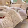 Diseño de tallado tridimensional - un juego de ropa de cama de invierno de cuatro piezas con tela de terciopelo de leche engrosada, que incluye una sábana bajera y una funda de edredón de vellón de coral por ambos lados