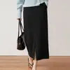 Elegante falda con abertura frontal, falda larga de corte recto en negro y gris, moda femenina primavera y otoño 2026