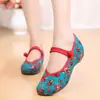 Grulla Blanca de Almohada 2026 Modelo Nuevo Tacón de Cuña Estilo Floral Étnico Zapatos de Baile Bordados con Aumento Interno de Altura para Madres y Mujeres