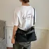 Bolso de hombro tipo tote de cuero de diseño único estilo vintage para mujer, nuevo modelo verano 2026, adecuado para el uso diario, bolso de hombro y cruzado