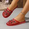 Comercio Electrónico Transfronterizo Verano 2026 Nuevas Pantuflas de Bordado para el Hogar Mocasines Medios Abiertos Pantuflas de Punta Cerrada Zapatos Planos Pantuflas Elegantes