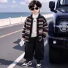 Suéter Cardigan Listrado de Outono para Meninos 2026 Novo Estiloso Fashionável Malha para Meninos Jaqueta Primavera Outono Novo