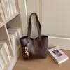 Bolso de hombro casual retro de gran capacidad, color liso, moda, diseño simple nuevo 2026, adecuado para el trabajo y los desplazamientos, bolso tote de moda para llevar debajo del brazo