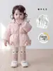 Traje de invierno para niñas estilo Chanel pequeño, chaqueta acolchada de algodón con lazo para bebé, top de capa base, pantalones de capa base, ropa infantil estilo coreano