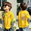 Camiseta de Algodão Puro Listrada Falsa de Duas Peças Manga Longa para Meninos Outono Inicial Estampa de Novo Design Infantil para Crianças de Meia-Idade e Mais Velhas