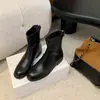 Versión de Piel de Vaca ~ Botines Cortos Elevadores de Cuero Genuino Estilo Coreano de Nicho para Mujer 2025 Nuevos Botines Cortos de Cuero Suave Suela Suave Cierre Trasero Aspecto Adelgazante