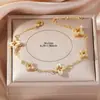 Nuevo collar hueco de trébol con forma de diamante vintage para mujer, pulsera de lujo ligero de alta gama, conjunto elegante y versátil