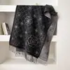 Bufanda de Camelia Estilo Pequeño Aroma Otoño Invierno 2026 para Mujer Cálida Tacto de Alta Gama Cortavientos Ropa Exterior Chal de Jacquard de Doble Cara