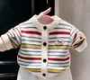 Roupas infantis coreanas 2026 outono e inverno novo suéter listrado colorido cardigã de tricô calça casual branca infantil conjunto de duas peças