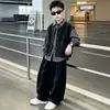 Ropa de Otoño para Niños 2026 Estilo Nuevo Conjunto de Tres Piezas con Camisa a Cuadros de Moda y Chaleco de Mezclilla para Niños Grandes Atuendo Estilo Coreano para Niños