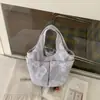 Bolsa de Tela Bordada Bolso de Mano para Mujer Gran Capacidad Múltiples Bolsillos Bolso Cubo para Viajes Diarios Bolso de Tela Simple Nuevo Estilo 2026 Bolso de Hombro