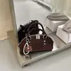 Bolso pequeño retro de otoño e invierno para mujer, nuevo bolso cruzado versátil de moda 2026, bolso de mano con forma de concha exquisito y moderno