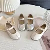 Sapatos de couro femininos fofos 2026 nova moda infantil primavera e outono, sapatos casuais versáteis