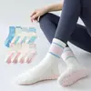 Calcetines deportivos de yoga profesionales para mujer, calcetines antideslizantes hasta la pantorrilla con rayas de encaje para fitness en interiores, correr y Pilates