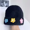Gorro de Lana de Moda con Parche de Flor Dulce para Mujer Invierno Nuevo Versátil Casual de Punto para Mantener Alejado el Frío y Caliente Gorro Pullover