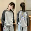 Camiseta de manga larga para niños con diseño de patchwork, nuevo estilo 2026, capa interior de forro polar cepillado para niñas, top de cuello redondo