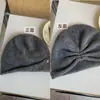 Gorro de punto suave y pegajoso de estilo simple con acumulación en los dedos, hebilla diagonal irregular de gran elasticidad para mujer, nuevo estilo de otoño e invierno, gorro frío versátil