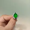 Anel de calcedônia verde natural com cabochão grande e pedras verde-imperiais, semelhantes ao vidro, comparáveis à jadeíta, anel feminino
