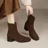 Botas Curtas de Camurça com Salto Grosso de Altura Média Slim para Mulheres 2026 Novas Botas Individuais Outono/Inverno Quentes de Veludo Botas Martin Botas Elásticas