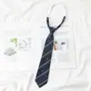 Corbata JK para Mujer Estilo Universitario Nudo Perezoso Sin Nudo Japonesa Escolar para Raya Roja Marrón Corbata Corta Decoración de Moda para Hombre