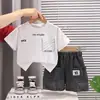 Roupas Infantis Conjunto de Verão com Manga Curta para Meninos 2026 Novo Conjunto Infantil Estiloso com Bolso Falso Manga Curta e Shorts Conjunto de Duas Peças