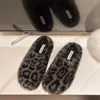 Novas pantufas femininas de algodão, coleção outono/inverno 2026, design slip-on, estilo coreano, pelúcia, sola plana, quentes e adequadas para uso externo