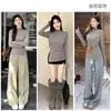 Camiseta de manga larga de color liso con cuello medio para mujer, corte ajustado, manga larga, camiseta básica para otoño e invierno con abertura lateral, top de capa interior