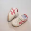 Zapatillas casuales para niñas 2026 primavera y otoño nuevas ligeras versátiles de velcro de caña baja zapatillas para niños de moda zapatillas de entrenamiento alemanas