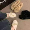 Sapatos peludos de pelúcia slip-on para mulheres, adequados para outono e inverno, com fleece adicional, novo modelo 2025, mocassins de maternidade, sapatos de algodão