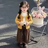 Conjunto de Suéter Cardigan de Otoño para Niñas Ropa Nueva Primavera y Otoño 2026 Chaqueta de Punto para Niños Pantalones de Pierna Ancha a Cuadros