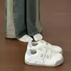 Otoño 2026 Nuevos Zapatos de Lona Dibujos Animados Velcro Estudiante Deportivos Casuales Lunares Moda Zapatos de Entrenamiento Alemanes Zapatos Blancos
