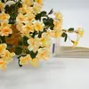 Arreglo de flores artificiales de seda de camelia de 2 puntas para mesa de comedor, decoración de plantas verdes, arreglo floral y decoración de ambiente comercial