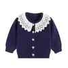 Conjunto de vestido para niña para primavera y otoño con cuello de encaje, cárdigan de punto y falda plisada, en un diseño estilo Chanel, ropa de punto para bebé al por mayor