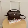 Bolso de mano de alta gama, diseño cuadrado pequeño, nueva colección 2026 para mujer, moderno y versátil, adecuado para ir al trabajo, bolso de hombro, lujo ligero, bolso cruzado elegante
