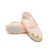Venda por atacado crianças sapatos de dança sapatos de balé feitos à mão pequenas flores macias sola adulta prática sapatos gato garra sapatos de dança mulheres