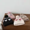 Gorro de inverno para crianças, gorro de tricô com pompom e design de coração, proteção para as orelhas, espessado, borda dobrada, gorro moderno à prova de vento para meninos e meninas