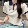 Camiseta Polo Color Block de Manga Curta para Mulheres Verão Design Bordado de Coração Chique Look Preguiçoso Emagrecedor Top de Manga Curta Ombro Direito