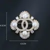 Directo de fábrica nuevos accesorios de boda broche de perla al por mayor en stock broche de moda para ropa de mujer incrustado de diamantes