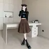 Falda marrón de diseño de nicho abotonada a la moda para mujer, nueva falda versátil de línea A de cintura alta adelgazante para principios de otoño de 2026