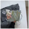 Bolsa de Ombro Única com Relevo Retrô Feminina 2024 Nova Primavera Elegante Bolsa de Ombro Único com Corrente Bolsa Transversal Simples e Fashion