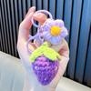 Llavero de fresa de lana tejido a mano, accesorio de flores tejidas, llavero colgante para bolso, pequeño regalo al por mayor