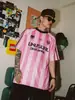 Camiseta de Verano Casual de Manga Corta a Rayas Estilo Americano, Mismo Estilo que las Celebridades de Internet, Jersey Holgado para Hombre, Camiseta Deportiva Rosa